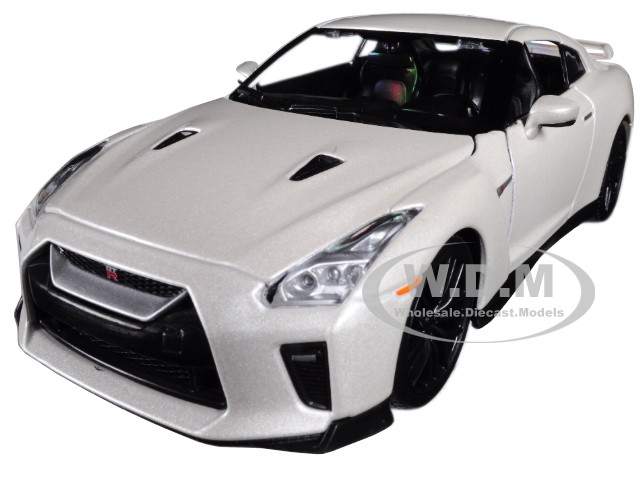 2017 Nissan GT-R R35 White 1/24 Diecast Model Car by Bburago diecast model