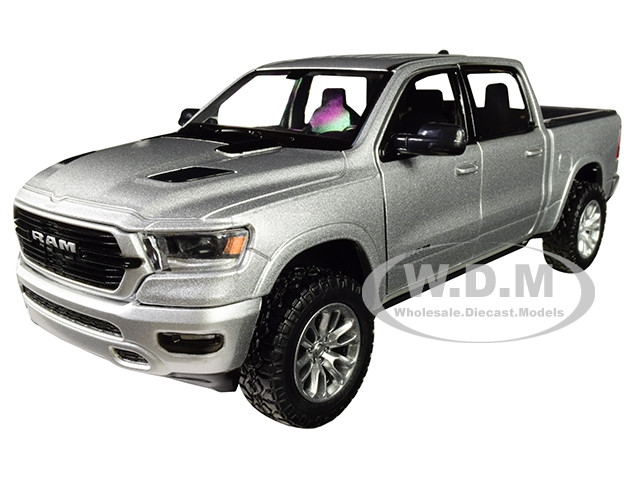 2019 RAM 1500 Laramie Crew Cab Pickup Truck Silver Metallic 1/24 Diecast Model Car by Motormax diecast model