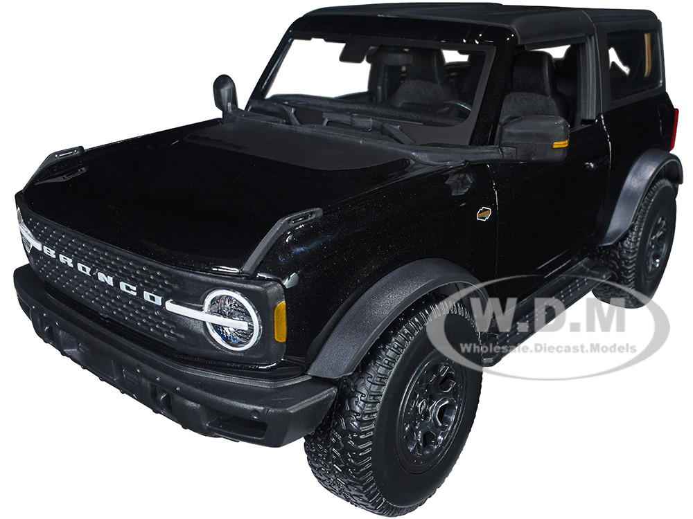 2021 Ford Bronco Wildtrak Black Metallic with Dark Gray Top "Special Edition" 1/18 Diecast Model Car by Maisto diecast model