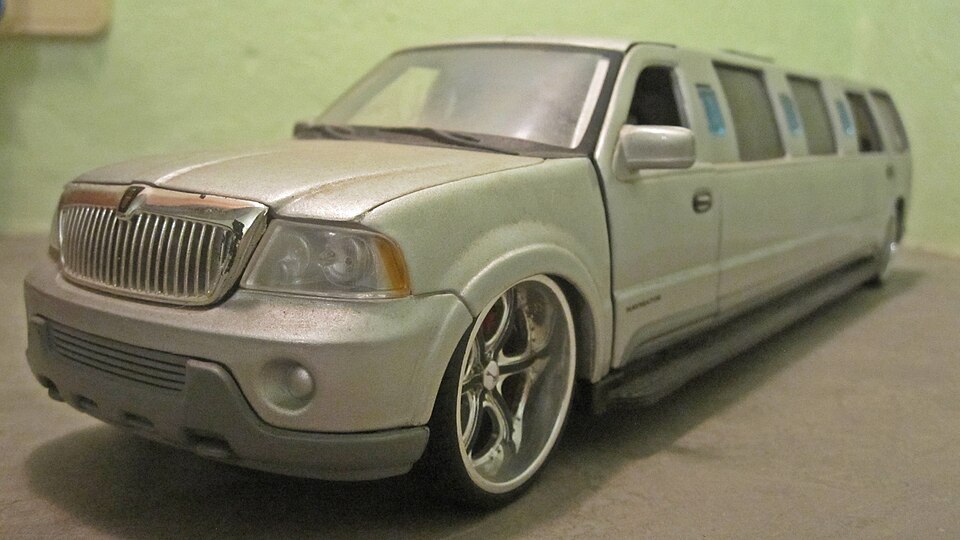 Lincoln Navigator model car, a model car by Maisto models of limousines