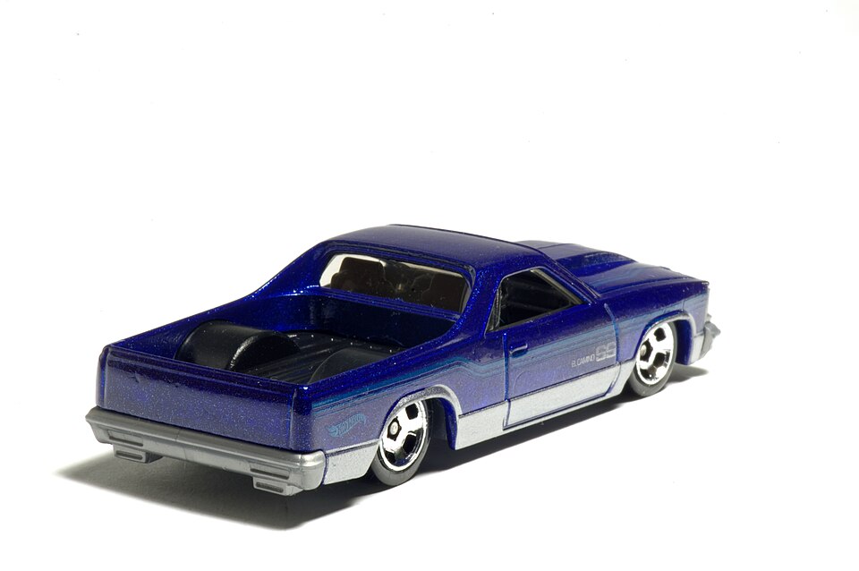 2023022601 Hot Wheels El Camino Pick-up 1980 frontal schraeg links 2023, a model car by Hot Wheels