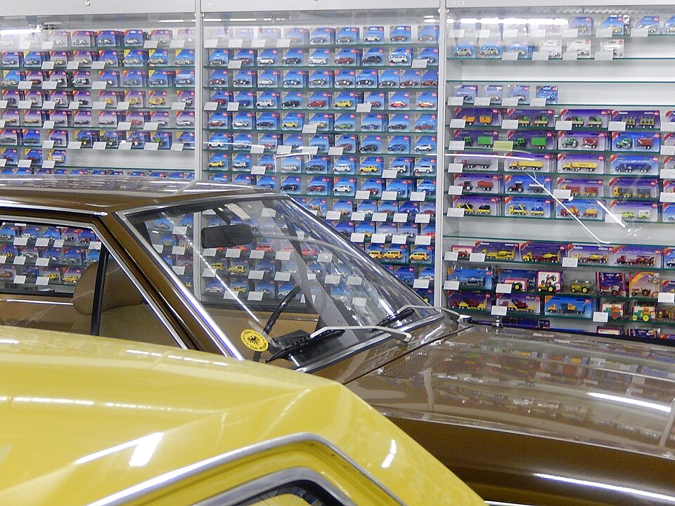 Audi 80 und Modellvitrine mit Sikumodellen, a model car by Siku