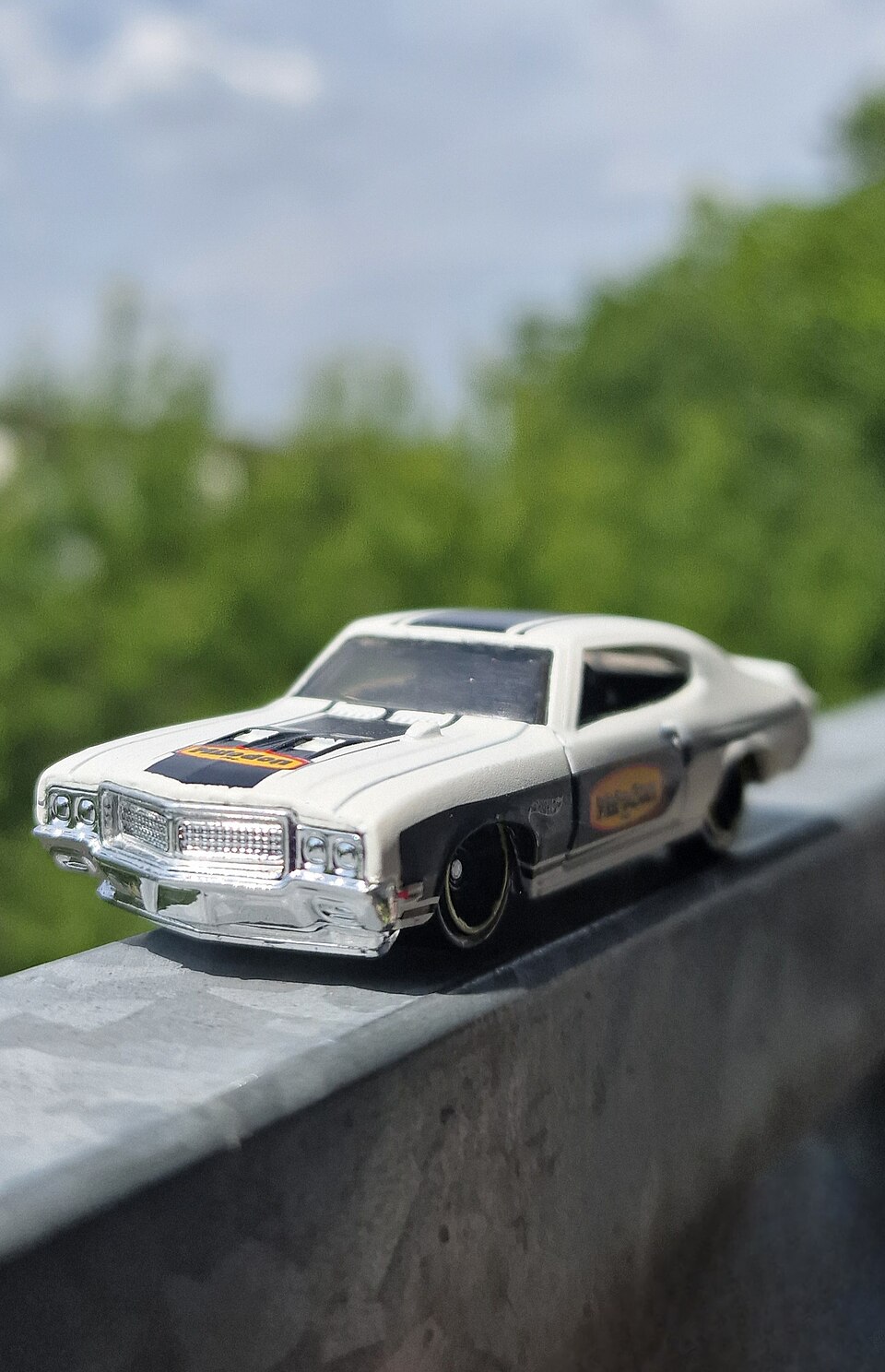 Miniatura Hot Wheels Buick GSX em ambiente externo, a model car by Hot Wheels