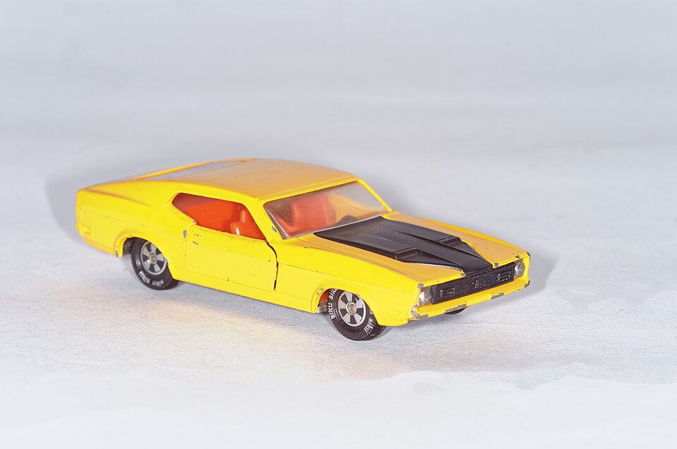 Siku Ford-T5 Mustang Mach heller Hintergrund, a model car by Siku