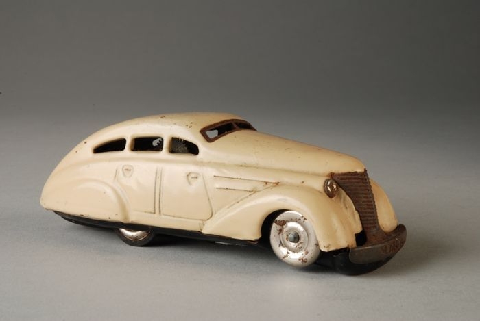 Crèmekleurige Schuco opwindauto, a model car by Schuco