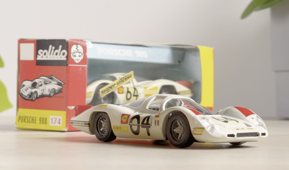 Voiture de course au 43 Solido, a model car by Solido