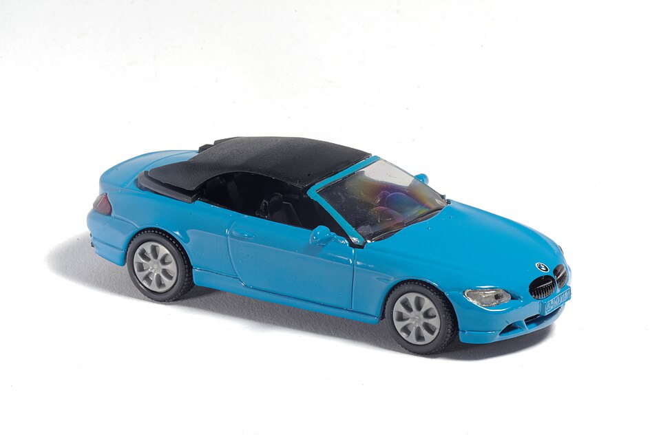 Siku-Modell BMW 645i schraegseitlich rechts mit Verdeck 2022, a model car by Siku