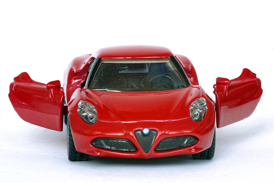 Siku-Modell Alfa-Romeo 4c offene Tueren Frontalansicht Sigma 105mm 2020, a model car by Siku
