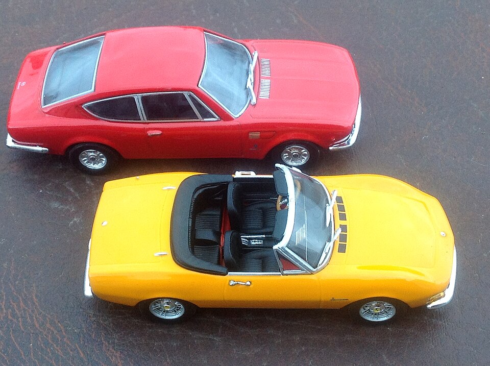 Fiat Dino Spider Pininfarina & Coupe Bertone (25440873112), a model car by Minichamps