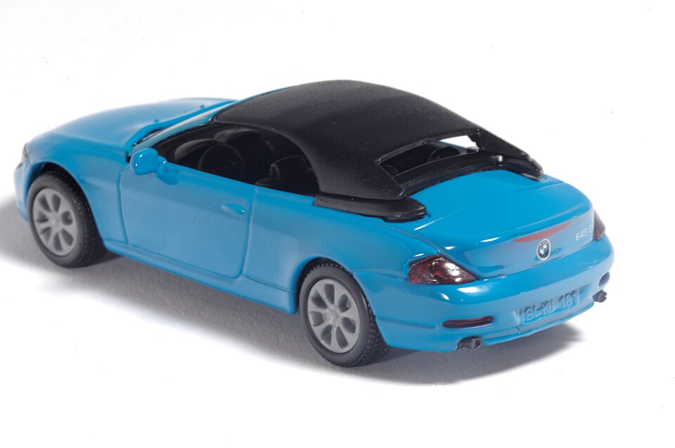 Siku-Modell BMW 645i schraege Heckansicht links mit Verdeck 2022, a model car by Siku