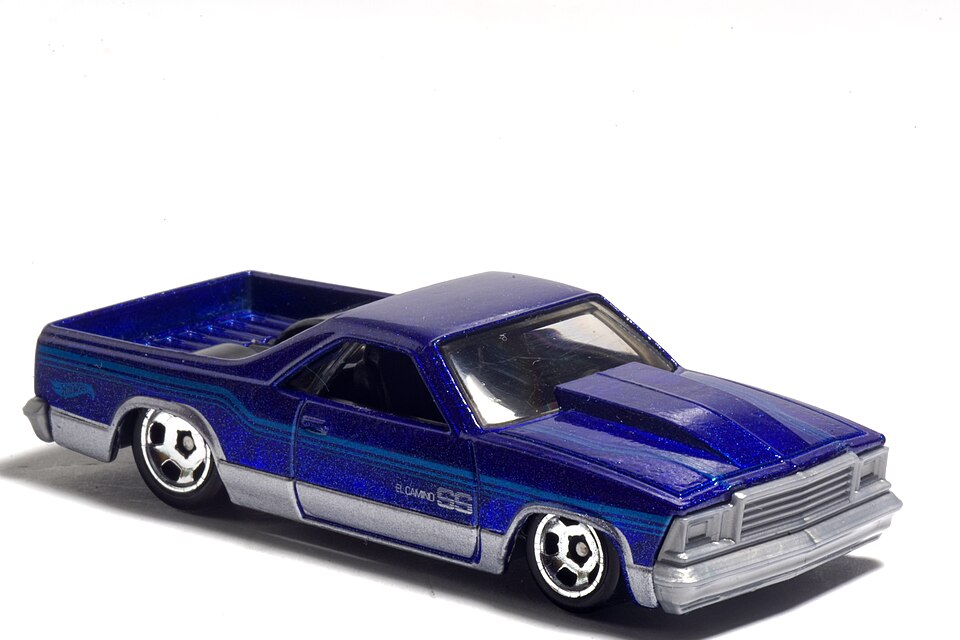 2023022602 Hot Wheels El Camino Pick-up 1980 frontal schraeg rechts 2023, a model car by Hot Wheels