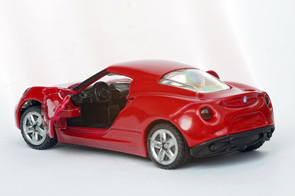 Siku-modell Alfa-Romeo-4c offene tueren schraege heckansicht sigma-105mm 2020, a model car by Siku