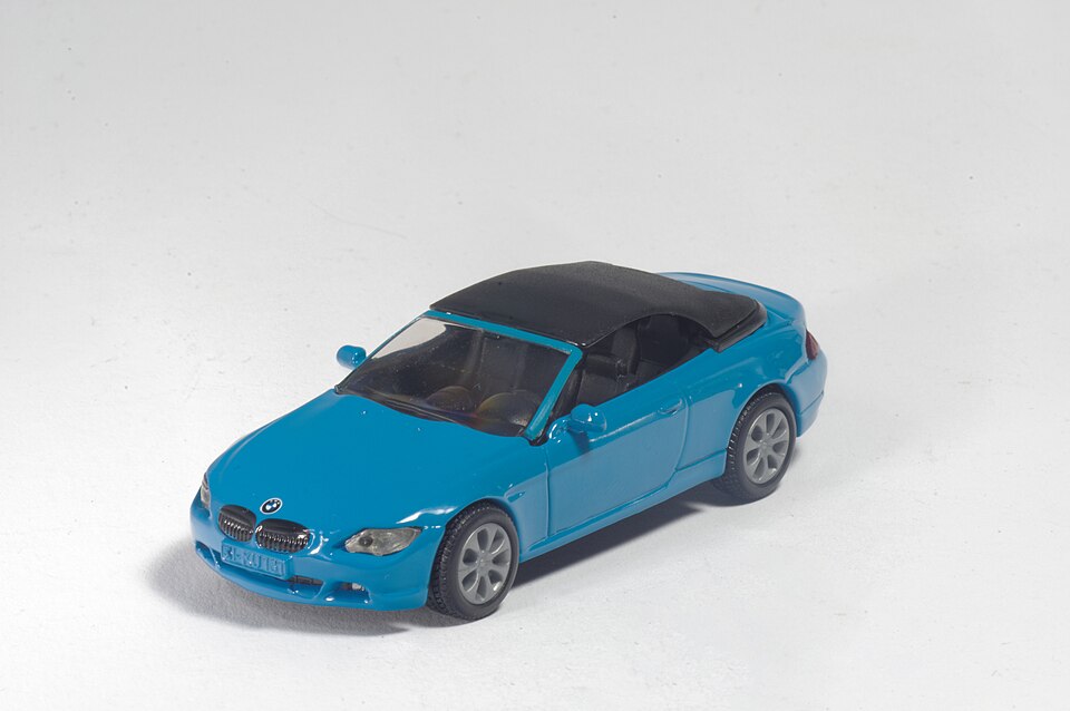 Siku-Modell BMW 645i schraegfrontal links mit Verdeck 2022, a model car by Siku