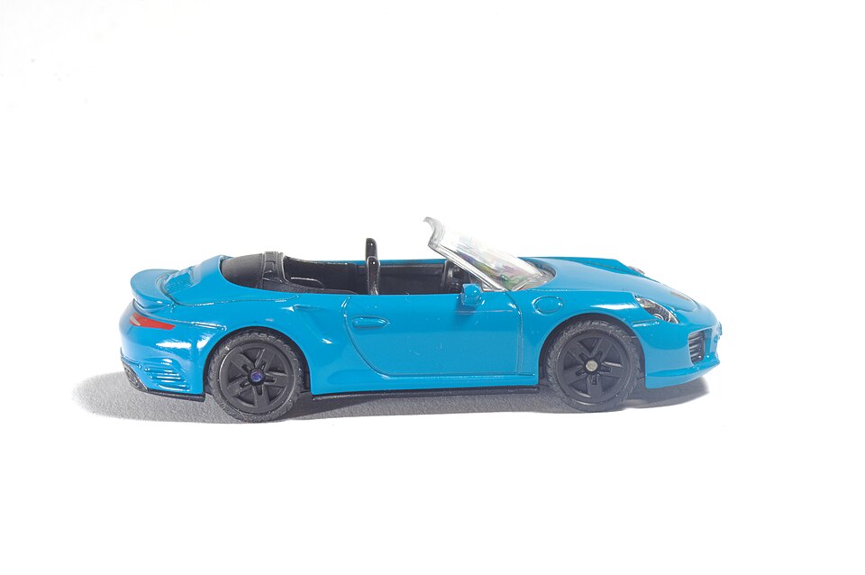 Porsche 911 Turbo S Cabrio Seitenansicht rechts 2022, a model car by Siku