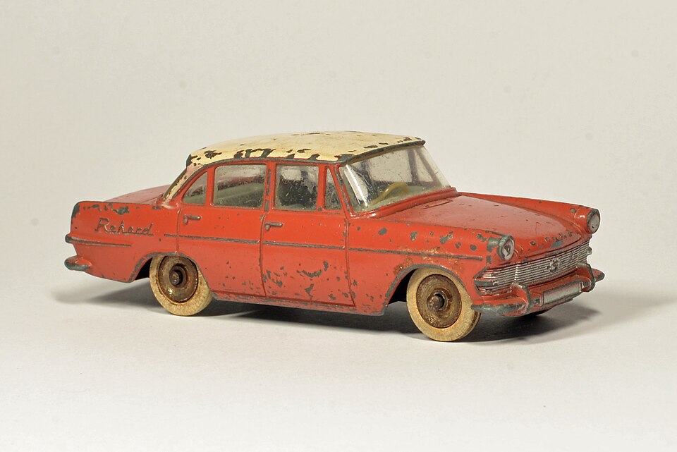 Dinky toys Opel rekord no 554, a model car by Dinky Toy cars