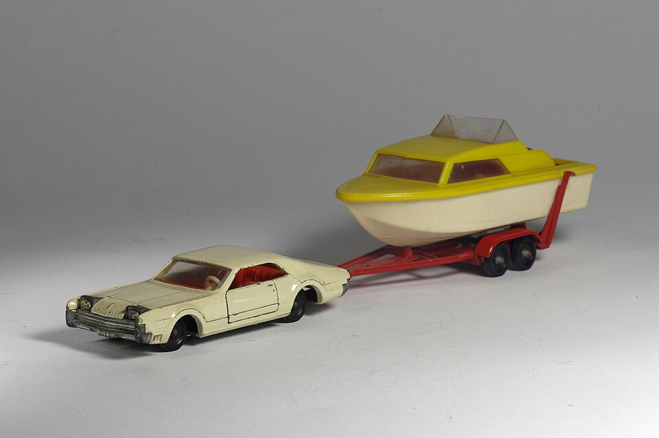 Siku Oldsmobile Toronado mit Bootsanhänger V 298, a model car by Siku