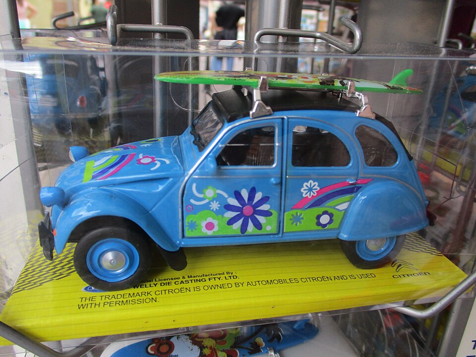 2CV & surf, a model car by Welly
