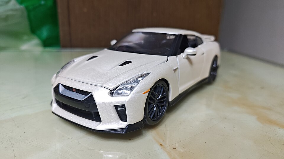 2017 Nissan GT-R Bburago 1-24 front, a model car by Bburago