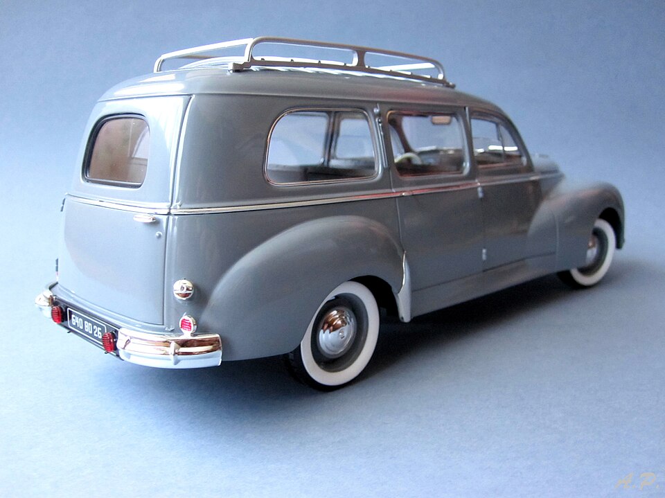 (1-18) Peugeot 203 Familiale (4331941207), a model car by Solido