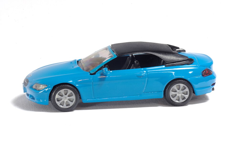 Siku-Modell BMW 645i Seitenansicht links mit Verdeck 2022, a model car by Siku