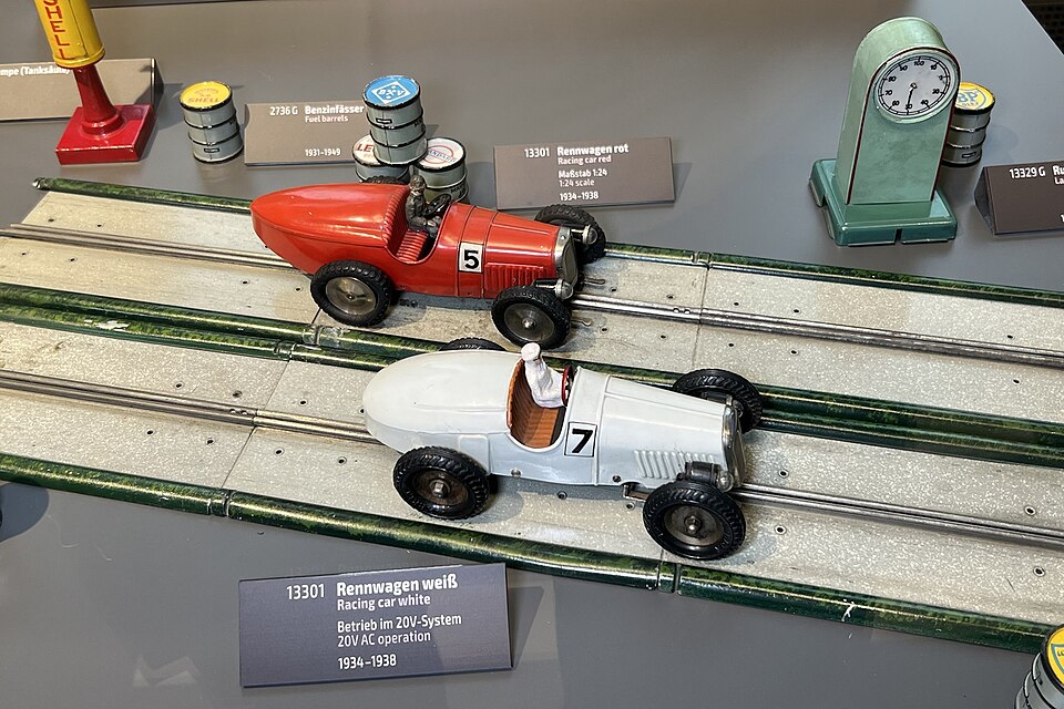 Märklin Sprint Spielzeugautobahn mit spurgeführten Spielzeugautos (Slotcars) 1934–1938 im Märklineum, 2024, a model car by Märklin car