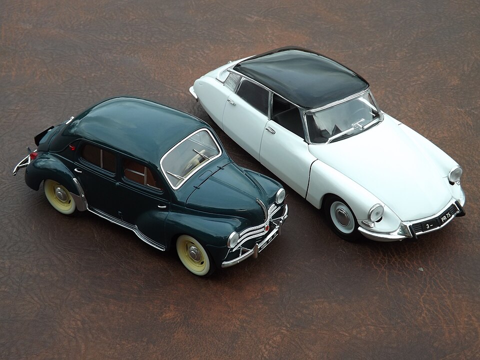 Citroen DS19 (1956) & Renault 4CV (1955) in 1-18 scale by Solido in their Prestige series (15264336980), a model car by Solido