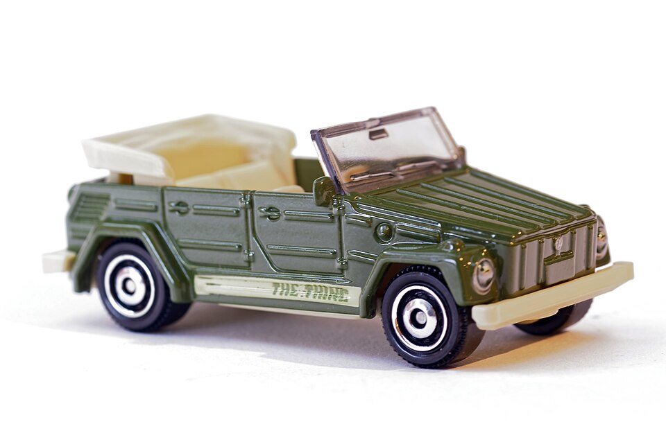 Matchbox-Modell Volkswagen Typ-181 Modelljahr-1974 (Kuebelwagen) schraeg-seitliche Ansicht 2019, a model car by Matchbox