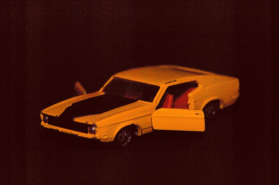 Siku-Modell Fort T5 Mustang Mach dunkler Hintergrund, a model car by Siku