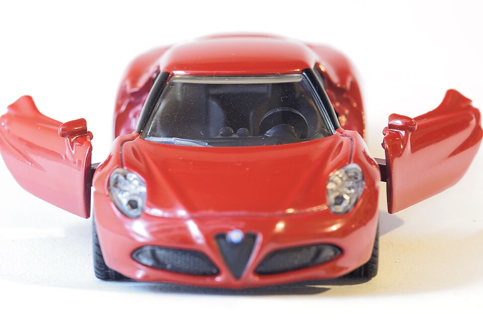 Siku-Modell Alfa-Romeo-4c offene Tueren Frontalansicht 2019, a model car by Siku