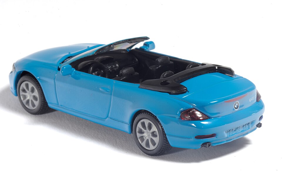 Siku-Modell BMW 645i schraege Heckansicht links ohne Verdeck 2022, a model car by Siku