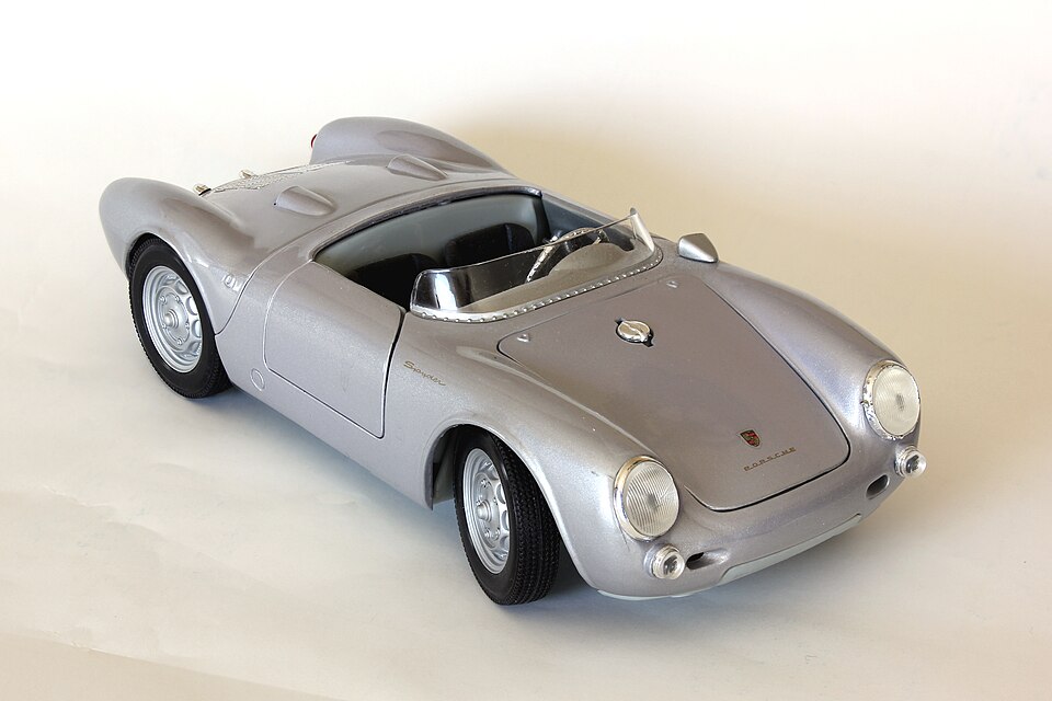 Porsche 550 A Maisto 1-18 (vorn), a model car by Maisto