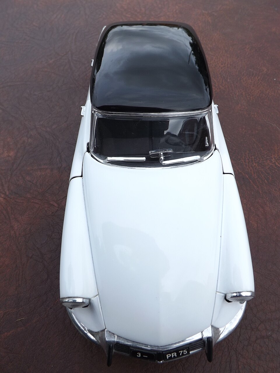 Citroen DS19 (1956) in 1-18 scale by Solido in their Prestige series (15262226050), a model car by Solido