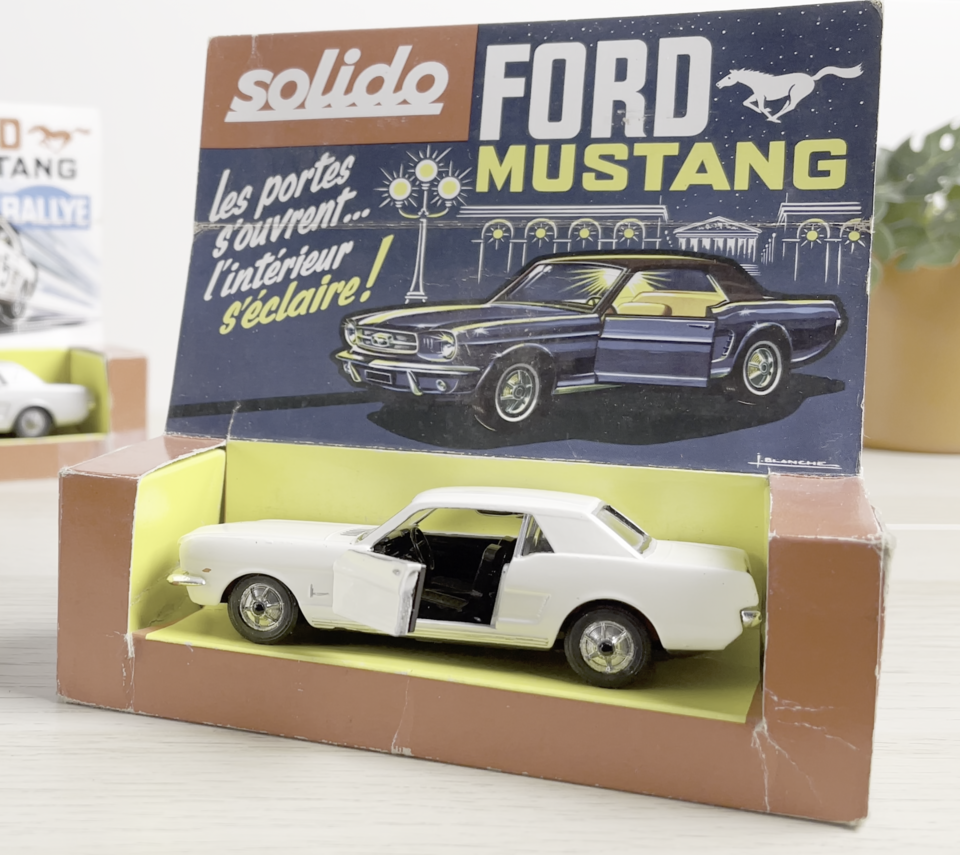 Miniature avec éclairage Solido Mustang, a model car by Solido