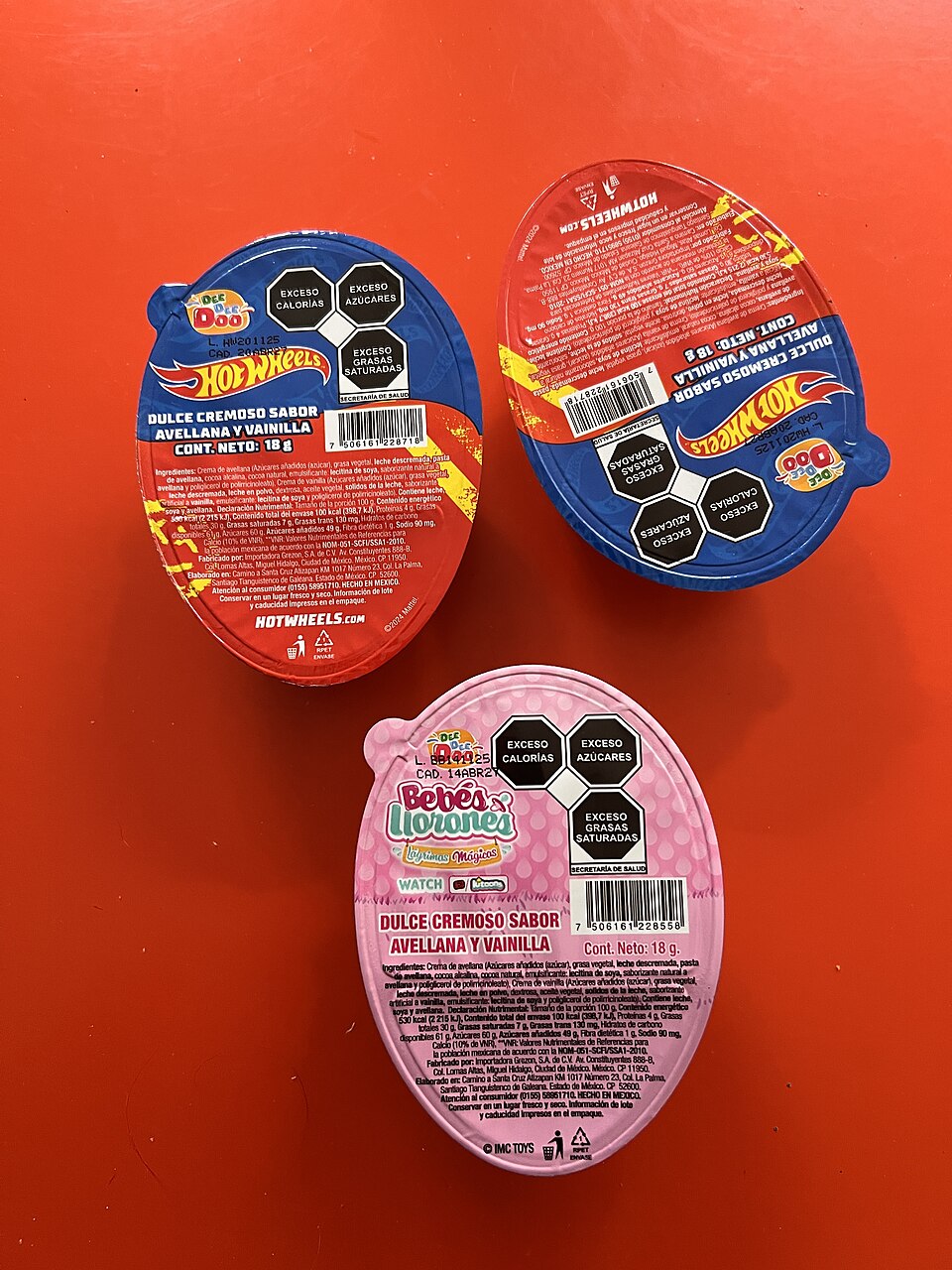 Dulces y juguetes hot wheels, a model car by Hot Wheels