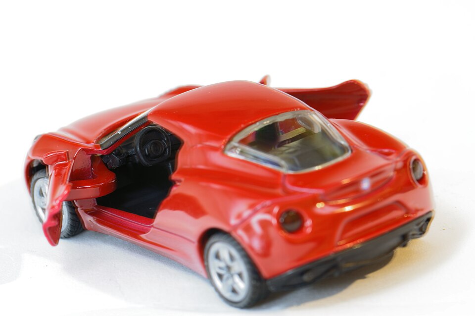 Siku-Modell Alfa-Romeo-4c offene Tueren Heckansicht 2019, a model car by Siku