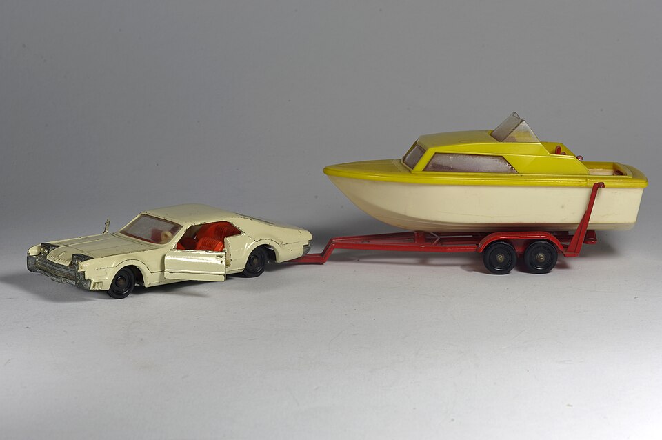 Siku Oldsmobile Toronado mit Bootsanhänger V 297, a model car by Siku