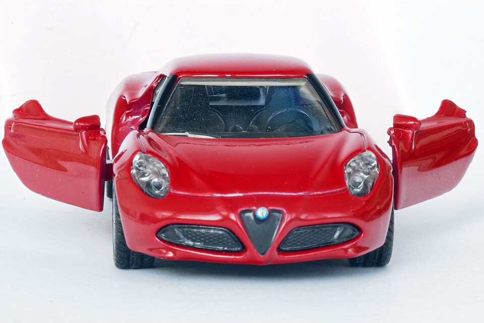 Siku-Modell Alfa-Romeo 4c offene Tueren Frontalansicht Tamron 90 mm 2020, a model car by Siku
