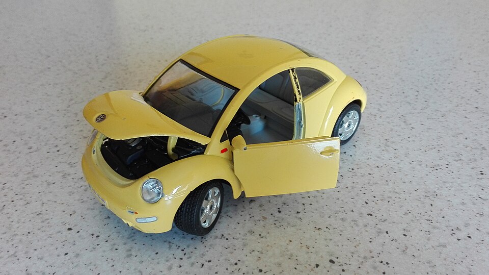 Volkswagen new beetle diecast bburago, a model car by Bburago