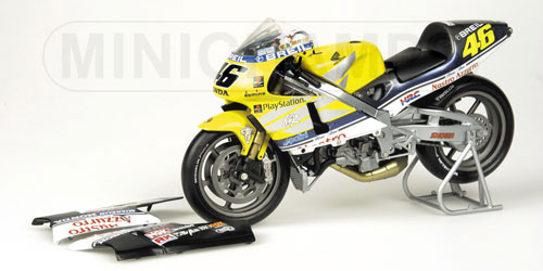 HONDA NSR 500 – VALENTINO ROSSI – TEAM NASTRO AZZURO HONDA – GP 500 2000 1:12 model