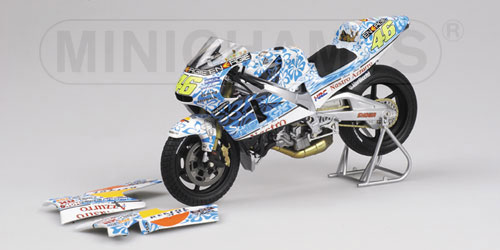 HONDA NSR 500 – VALENTINO ROSSI – TEAM NASTRO AZZURRO HONDA RACING – GP 500 2001 MUGELLO 1:12 model