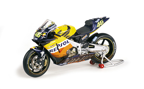 HONDA RC211V – VALENTINO ROSSI – TEAM REPSOL HONDA – VALENTINO ROSSI – WORLD CHAMPION 2002 – DIRTY VERSION 1:12 model