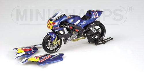 YAMAHA YZR 500 – JOHN HOPKINS – TEAM RED BULL YAMAHA WCM – MOTOGP 2002 1:12 model