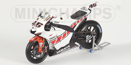 YAMAHA YZR-M1 – TEAM YAMAHA RACING – VALENTINO ROSSI – WORLD CHAMPION MOTOGP 2005 VALENCIA L.E. 9999 pcs. 1:12 model
