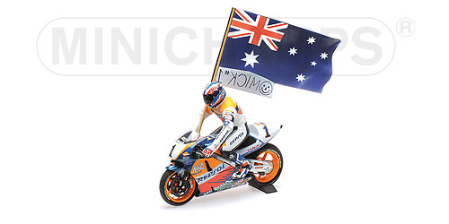 HONDA NSR 500 – MICK DOOHAN – GP 1995 – SET WITH FIGURINE AND FLAG 1:12 model