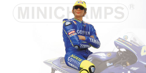 FIGURINE SITTING – VALENTINO ROSSI – WORLD CHAMPION MOTOGP 2004 L.E. 1999 pcs. 1:12 model