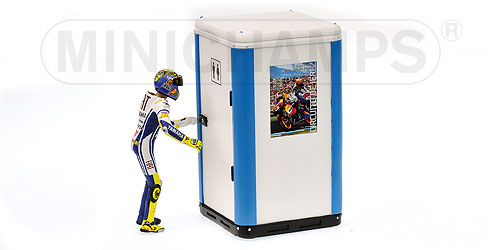 FIGURINE – VALENTINO ROSSI – MOTOGP 2009 JEREZ + MOBILE LAVATORY L.E. 999 pcs. 1:12 model