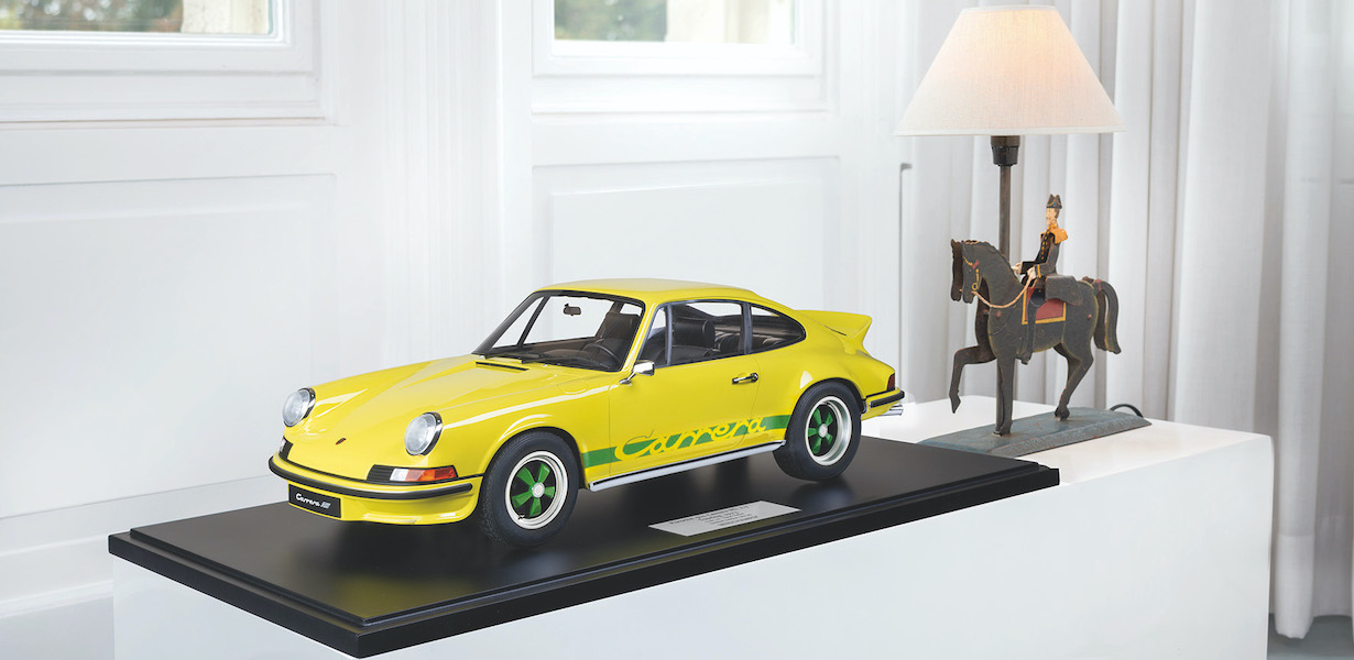 PORSCHE 911 CARRERA RS 2.7 TOURING – 1972 – GELB MIT GRÜNEM DEKOR - L.E. 33 pcs. 1:8 model