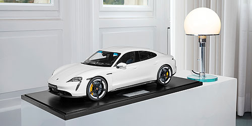 PORSCHE TAYCAN TURBO S – 2020 – WEISS - L.E. 199 pcs. 1:8 model