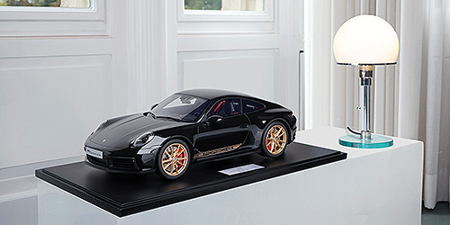PORSCHE 911 (992) CARRERA 4S – 2020 – TIEFSCHWARZMETALLIC - L.E. 99 pcs. 1:8 model
