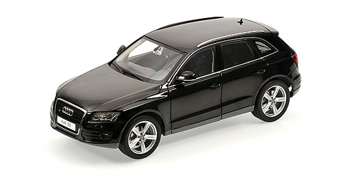 AUDI Q5 – PHANTOM BLACK 1:18 model